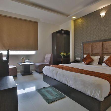 Hotel Aashiyana Inn New Delhi Exterior photo