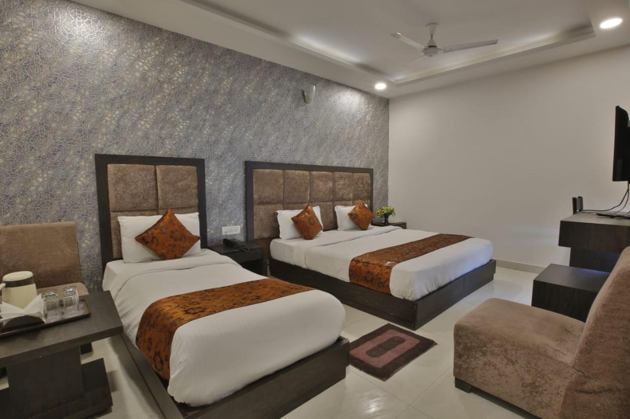 Hotel Aashiyana Inn New Delhi Exterior photo