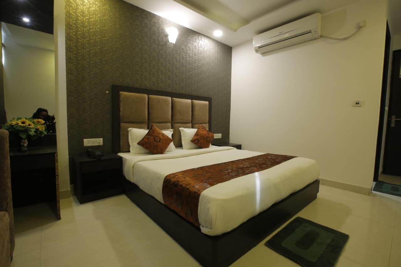 Hotel Aashiyana Inn New Delhi Exterior photo